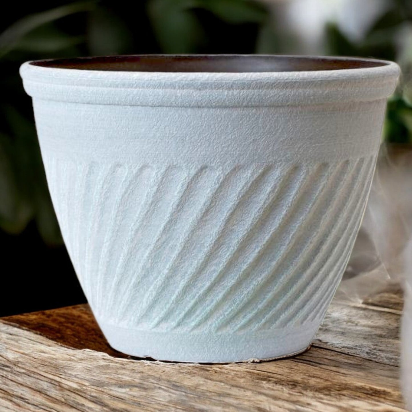 Classic White Round Flower Pot – Vintage Garden Planter, 28L