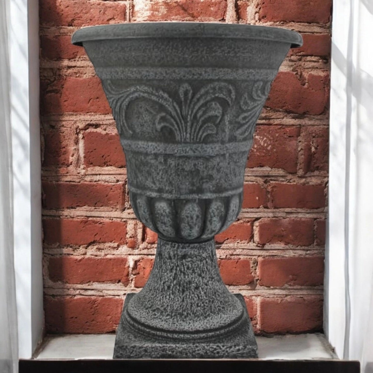 Antique-Style Garden Urn Planter – Large Outdoor Vase for Plants (Single or Pair)