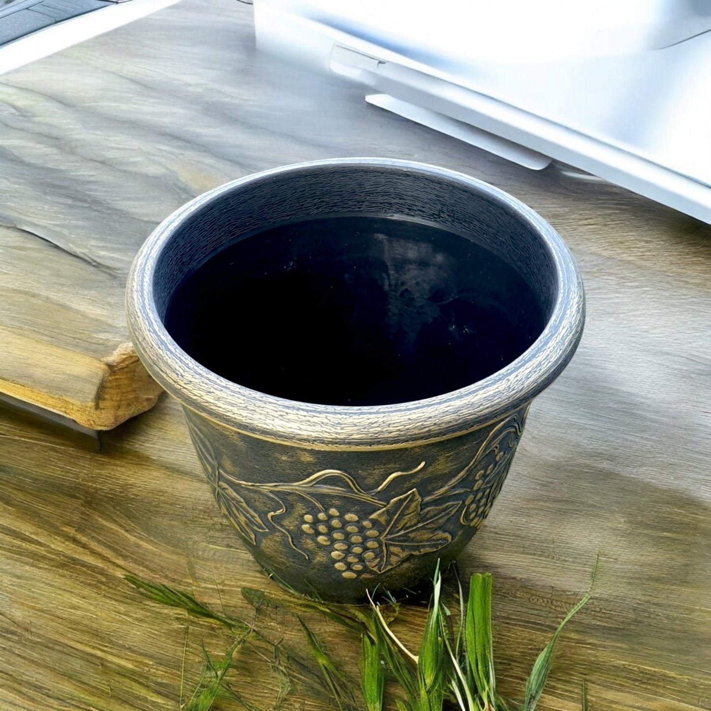 Antique-Style Planter Pot with Grape Vine Design – 28CM X 37CM (Single/Pack of 2)