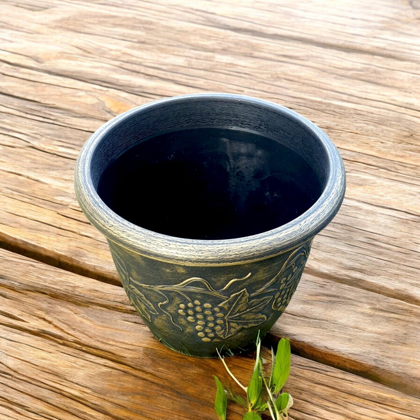 Antique-Style Planter Pot with Grape Vine Design – 28CM X 37CM (Single/Pack of 2)