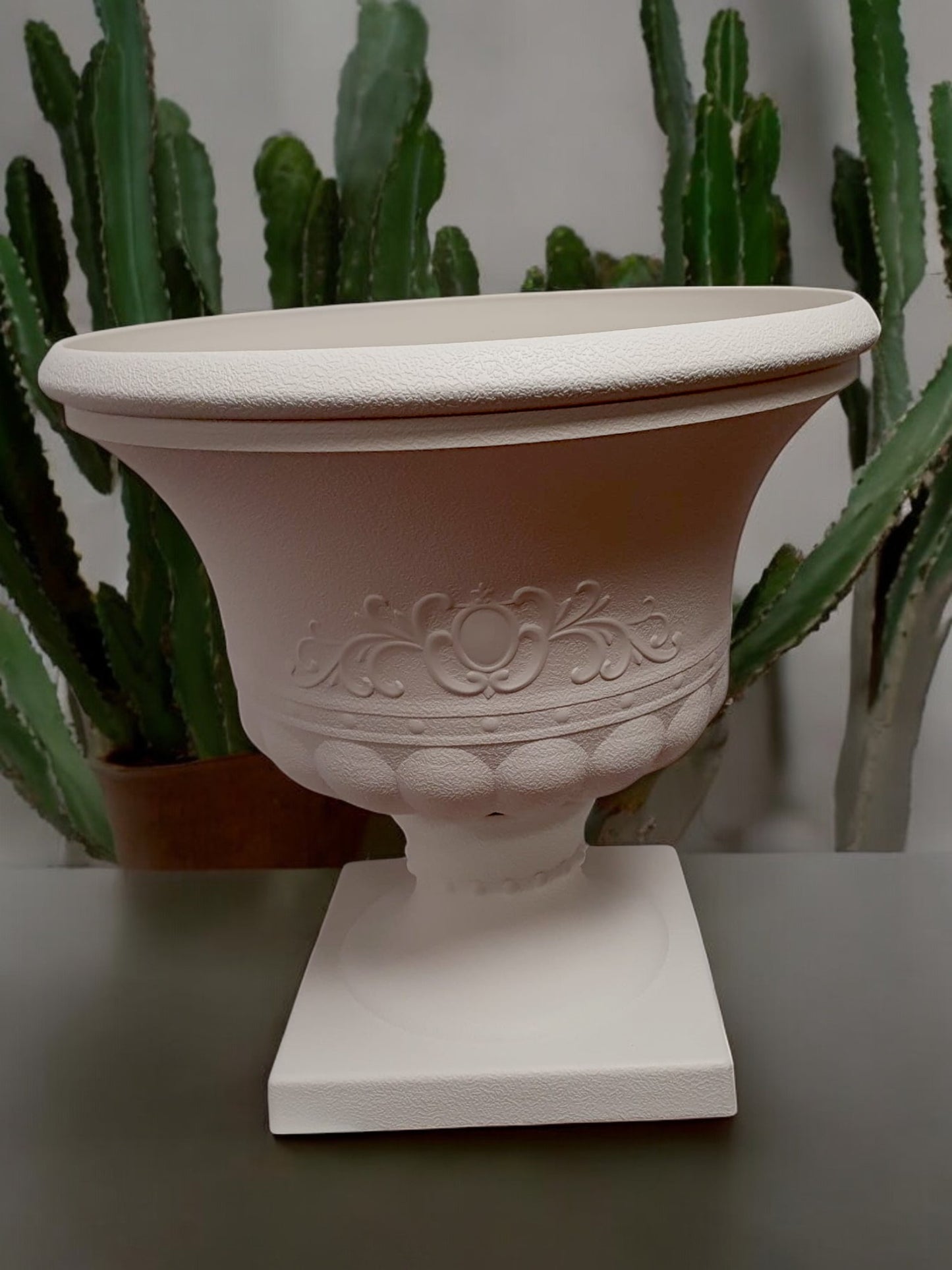give a top rated title and description point wise for product listing on shopify for uk customer dimension - Height - 39 cm diameter 40