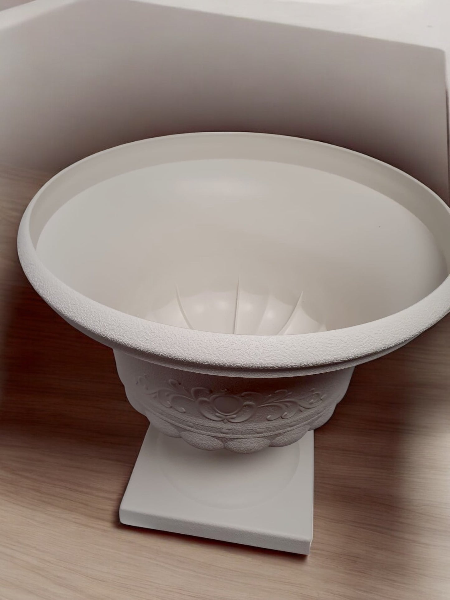 give a top rated title and description point wise for product listing on shopify for uk customer dimension - Height - 39 cm diameter 40