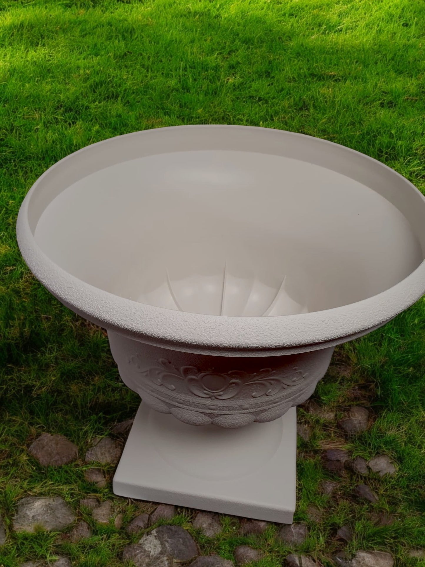 give a top rated title and description point wise for product listing on shopify for uk customer dimension - Height - 39 cm diameter 40